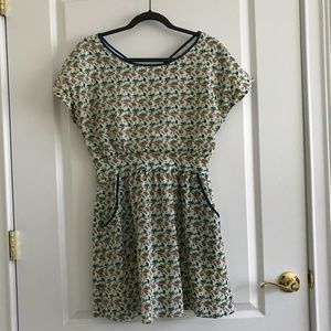 Short sleeve paisley dress with pockets!